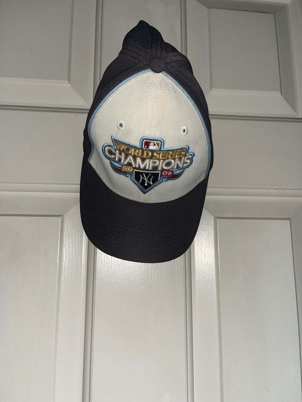 New Era 39THIRTY New York Yankees 2009 World Series Champions Locker Room Trophy